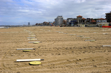 TEMPIO MALATESTIANO e SPIAGGIA di Rimini. Fotografie di Giulio Azzarello &copy;2016.