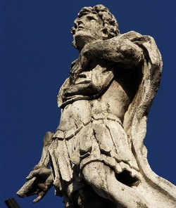 LE SCULTURE DI SAN PIETRO sopra il colonnato a Roma. Fotografie di Giulio Azzarello &copy;2014.