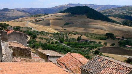 SPERLINGA comune e paese delle madonie in Sicilia. Fotografie di Giulio Azzarello &copy;2014.