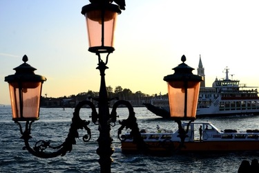 VENEZIA fotografie di Giulio Azzarello ©2020. VENEZIA fotografie di Giulio Azzarello ©2020.