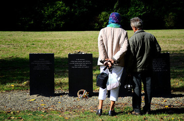 AUSCHHWITZ BIRKENAU le lapidi della memoria. Fotografie di Giulio Azzarello &copy;2016.