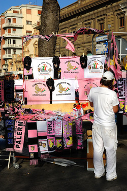 I TIFOSI DEL PALERMO CALCIO in piazza per festeggiare. Fotografie di Giulio Azzarello ©2014. I TIFOSI DEL PALERMO CALCIO in piazza per festeggiare. Fotografie di Giulio Azzarello ©2014.