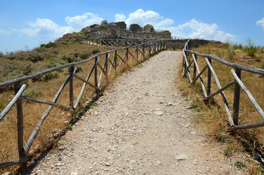 SEGESTA il sito archeologico il teatro greco e l acropoli. Panorami e particolari. Fotografie di Giulio Azzarello &copy;2014.
