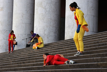 DANZE URBANE contemporanee per le vie di Palermo. Fotografie di Giulio Azzarello &copy;2014.