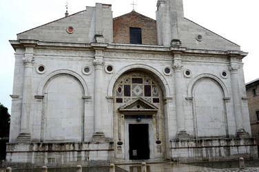 TEMPIO MALATESTIANO e SPIAGGIA di Rimini. Fotografie di Giulio Azzarello &copy;2016.