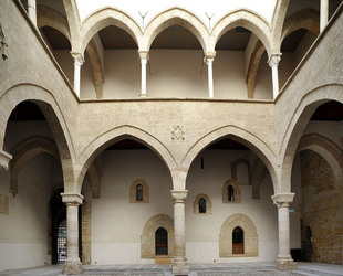 LOGGIATO arabo normanno allo Steri di Palermo. Fotografie di Giulio Azzarello &copy;2014.