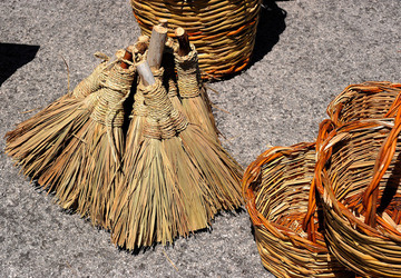 CESTO tipico tradizionale siciliano impagliato. Fotografie di Giulio Azzarello &copy;2014.
