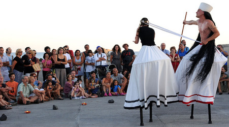 TRAMPOLIERI A LINOSA in Sicilia tutti i momenti dello spettacolo. Fotografie di Giulio Azzarello &copy;2014.