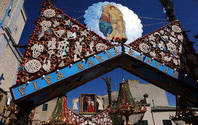 GLI ARCHI DI PASQUA a San Biagio Platani in Sicilia. Fotografie di Giulio Azzarello &copy;2014.