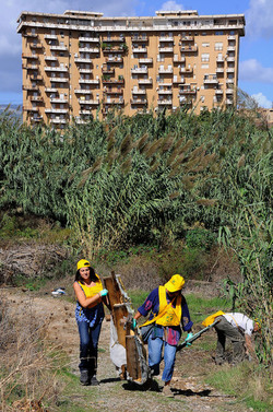 LA BONIFICA delle coste a Palermo una azione simbolica di Lega Ambiente Sicilia. Fotografie di Giulio Azzarello &copy;2014.