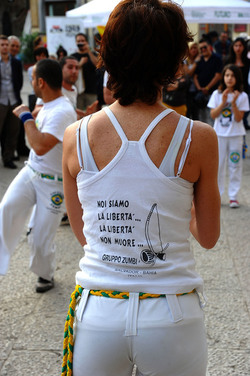 DANZE BRASILIANE E DANZATORI MULTIETNICI a Monreale in Sicilia. Fotografie di Giulio Azzarello &copy;2014.