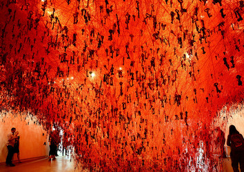 BIENNALE di VENEZIA padiglione giapponese. Foto di Giulio Azzarello &copy;2015 2016. Opera di Chiharu Shiota The KEY in the HAND .