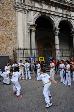 DANZE BRASILIANE E DANZATORI MULTIETNICI a Monreale in Sicilia. Fotografie di Giulio Azzarello &copy;2014.
