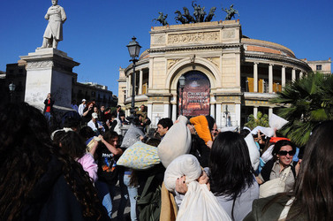 LOTTA DI CUSCINI flash mob fotografie di Giulio Azzarello ©2014. LOTTA DI CUSCINI flash mob fotografie di Giulio Azzarello ©2014.