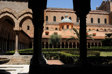 MONREALE in Sicilia con il suo Duomo e il Chiostro panoramiche e particolari. Fotografie di Giulio Azzarello &copy;2014.