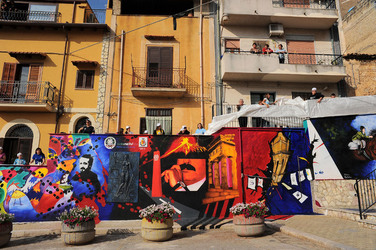 IL MURO DELL ANTIMAFIA e della legalit&agrave; a Partinico in Sicilia. Fotografie di Giulio Azzarello &copy;2014.