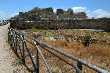 SEGESTA il sito archeologico il teatro greco e l acropoli. Panorami e particolari. Fotografie di Giulio Azzarello &copy;2014.