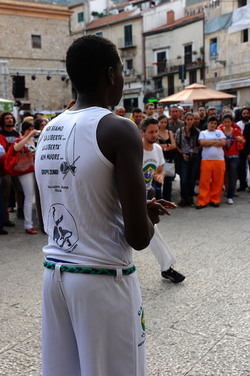 DANZE BRASILIANE E DANZATORI MULTIETNICI a Monreale in Sicilia. Fotografie di Giulio Azzarello &copy;2014.