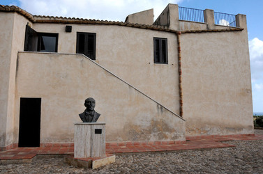 LUIGI PIRANDELLO il parco e la casa museo. Fotografie di Giulio Azzarello ©2014.