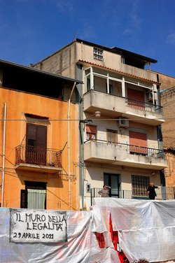 IL MURO DELL ANTIMAFIA e della legalit&agrave; a Partinico in Sicilia. Fotografie di Giulio Azzarello &copy;2014.