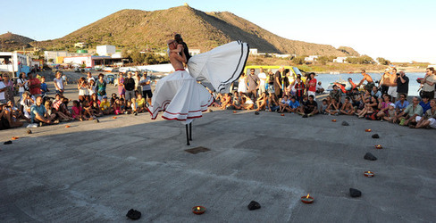 TRAMPOLIERI A LINOSA in Sicilia tutti i momenti dello spettacolo. Fotografie di Giulio Azzarello &copy;2014.