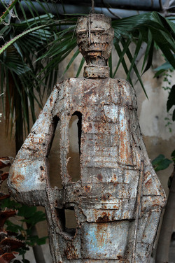 ANGELO DENARO pittore artista siciliano con la sua scultura di ferro. Fotografie di Giulio Azzarello &copy;2014.