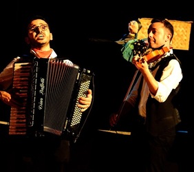 SERENATA fotografie di Giulio Azzarello ©2020. SERENATA fotografie di Giulio Azzarello ©2020.