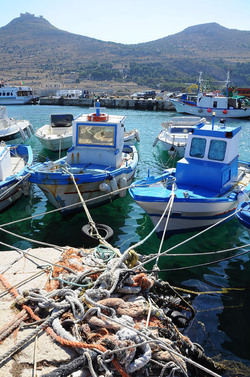 Il PORTO DI FAVIGNANA in Sicilia visioni panoramiche o particolari. Fotografie di Giulio Azzarello &copy;2014.