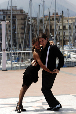 DIEGO CALARCO e il suo tango argentino. Fotografie di Giulio Azzarello ©2014. DIEGO CALARCO e il suo tango argentino. Fotografie di Giulio Azzarello ©2014.