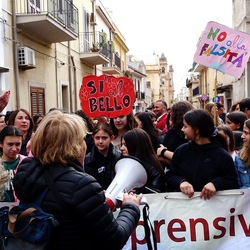 AFROCHE. Fotografie di Giulio Azzarello ©2024. AFROCHE. Fotografie di Giulio Azzarello ©2024.