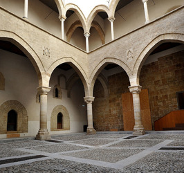 LOGGIATO arabo normanno allo Steri di Palermo. Fotografie di Giulio Azzarello &copy;2014.