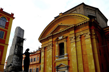 MODENA centro storico. Fotografie di Giulio Azzarello ©2016. MODENA centro storico. Fotografie di Giulio Azzarello ©2016.