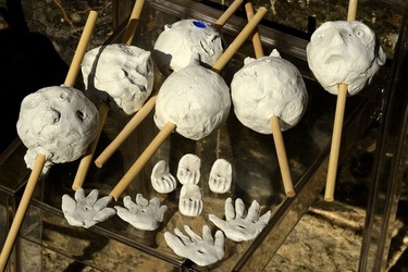 SARA CUTICCHIO e il suo laboratorio per i bambini. Fotografie di Giulio Azzarello &copy;2020.