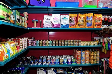 NEGOZIO di ANIMALI. Fotografie di Giulio Azzarello ©2018. NEGOZIO di ANIMALI. Fotografie di Giulio Azzarello ©2018.