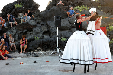 TRAMPOLIERI A LINOSA in Sicilia tutti i momenti dello spettacolo. Fotografie di Giulio Azzarello &copy;2014.