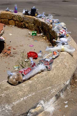 DISCARICA abusiva nei pressi del comune e paese di Monreale in Sicilia. Fotografie di Giulio Azzarello &copy;2014.