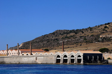 Il PORTO DI FAVIGNANA in Sicilia visioni panoramiche o particolari. Fotografie di Giulio Azzarello &copy;2014.