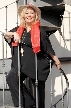 SARA FAVARO attrice e poetessa siciliana. Fotografie di Giulio Azzarello &copy;2018.