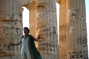 PAOLA PACE attrice italiana di origini siciliane Palermo ritratti a Sellinunte. Fotografie di Giulio Azzarello ©2014.