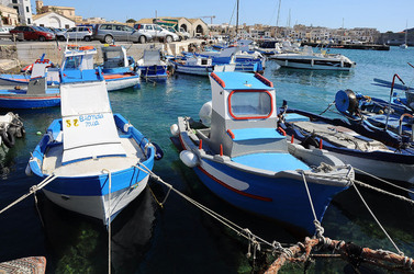 Il PORTO DI FAVIGNANA in Sicilia visioni panoramiche o particolari. Fotografie di Giulio Azzarello &copy;2014.
