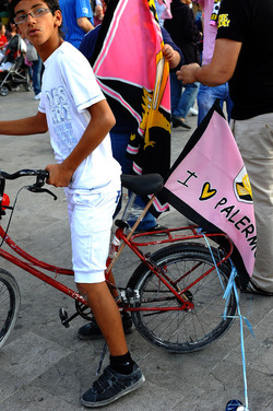 I TIFOSI DEL PALERMO CALCIO in piazza per festeggiare. Fotografie di Giulio Azzarello ©2014. I TIFOSI DEL PALERMO CALCIO in piazza per festeggiare. Fotografie di Giulio Azzarello ©2014.