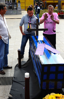I TIFOSI DEL PALERMO CALCIO in piazza per festeggiare. Fotografie di Giulio Azzarello ©2014. I TIFOSI DEL PALERMO CALCIO in piazza per festeggiare. Fotografie di Giulio Azzarello ©2014.
