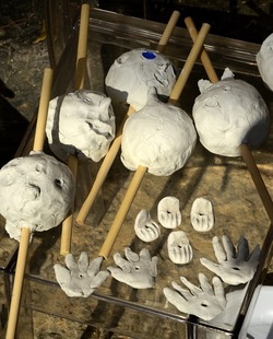 SARA CUTICCHIO e il suo laboratorio per i bambini. Fotografie di Giulio Azzarello &copy;2020.