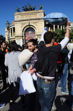 LOTTA DI CUSCINI flash mob fotografie di Giulio Azzarello ©2014. LOTTA DI CUSCINI flash mob fotografie di Giulio Azzarello ©2014.