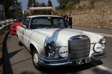AUTO CLASSICHE ovvero la loro modernit&agrave; in mostra con tanti modelli del passato. Fotografie di Giulio Azzarello &copy;2014.