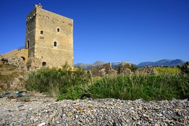 CASTELLO di Campofelice di Roccella. Fotografie di Giulio Azzarello &copy;2020.