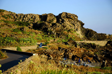 ISOLA DI USTICA la costa. Fotografie di Giulio Azzarello &copy;2016.