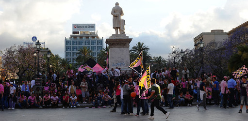 I TIFOSI DEL PALERMO CALCIO in piazza per festeggiare. Fotografie di Giulio Azzarello ©2014. I TIFOSI DEL PALERMO CALCIO in piazza per festeggiare. Fotografie di Giulio Azzarello ©2014.