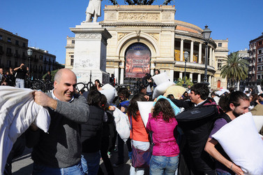 LOTTA DI CUSCINI flash mob fotografie di Giulio Azzarello ©2014. LOTTA DI CUSCINI flash mob fotografie di Giulio Azzarello ©2014.