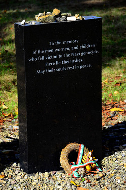 AUSCHHWITZ BIRKENAU le lapidi della memoria. Fotografie di Giulio Azzarello &copy;2016.